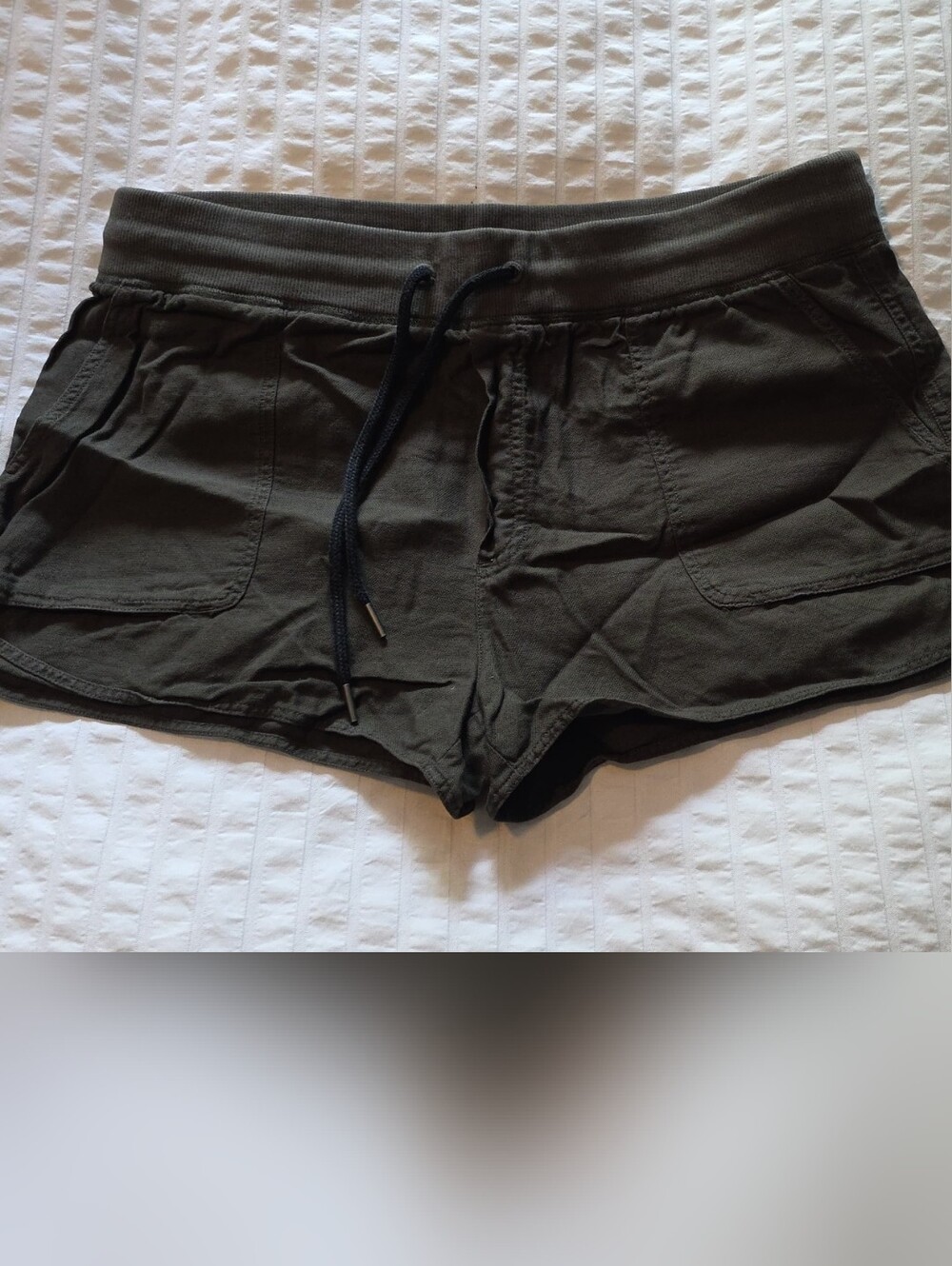 Aritzia Community Women's Cargo Olive Green Drawstring Casual Shorts Medium NWOT